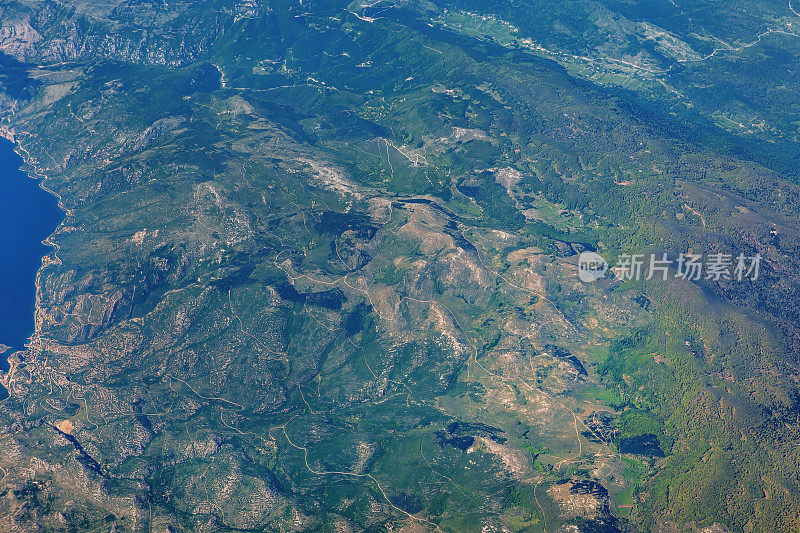 鸟瞰图Senj, Velebit从窗口飞机，亚得里亚海，克罗地亚，欧洲